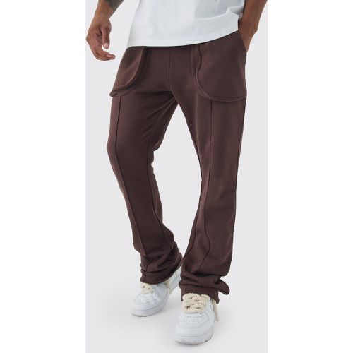 Pantaloni tuta a zampa Slim Fit con tasche in rilievo e dettagli in rilievo - boohoo - Modalova