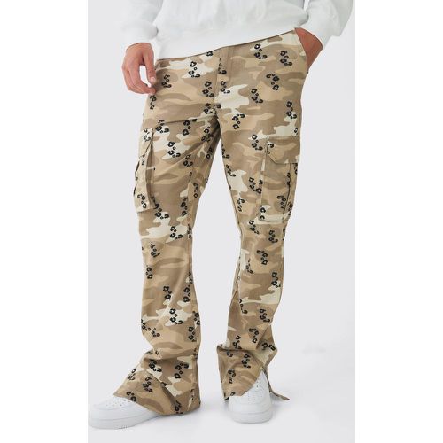 Pantalón Cargo Ajustado De Campana Con Pernera Plisada Y Estampado De Camuflaje Y Leopardo - boohoo - Modalova