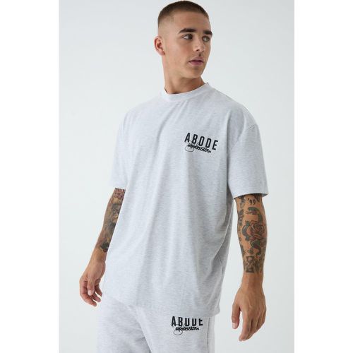 T-shirt oversize ABODE con girocollo esteso - boohoo - Modalova