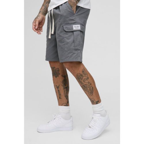 Pantaloncini Cargo Tall rilassati con etichetta intessuta - boohoo - Modalova