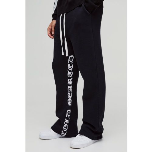 Pantaloni tuta rilassati a zampa con stampa gotica e inserti - boohoo - Modalova