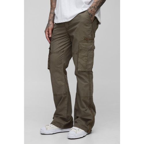 Pantaloni Cargo Tall Slim Fit sovratinti in lavaggio acido con zip e inserti a zampa neri - boohoo - Modalova