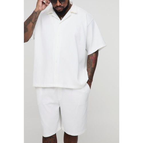 Set Plus Size camicia oversize a pieghe & pantaloncini - boohoo - Modalova