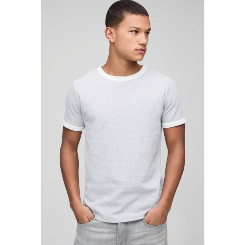 T-shirt Man con ricamo di nido d'ape e anello - boohoo - Modalova