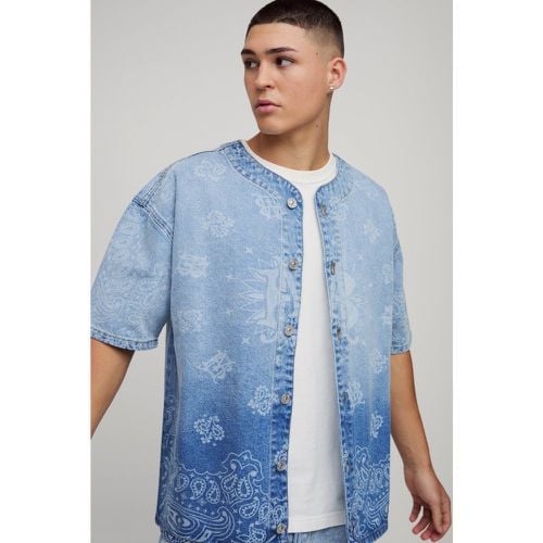 Camicia da baseball in denim in fantasia a bandana con stampa al laser - boohoo - Modalova