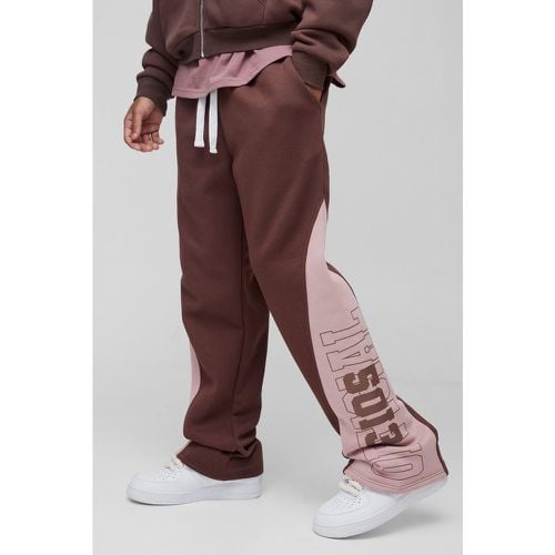 Pantaloni tuta rilassati Official stile Varsity con inserti alti - boohoo - Modalova