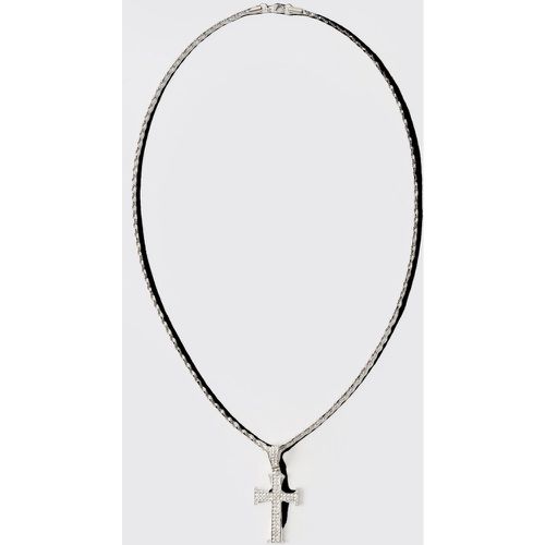 Collana a catena a corda color argento con croce ghiacciata - boohoo - Modalova