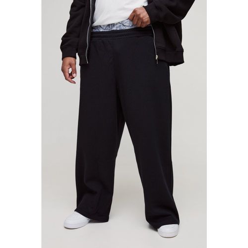 Pantaloni tuta Plus Size a gamba ampia rilassati con stampa in fantasia militare e fascia in vita - boohoo - Modalova