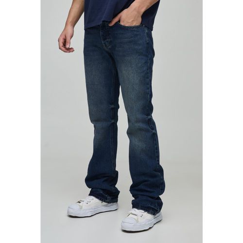 Jeans slavati a zampa Slim Fit con pieghe sul fondo - boohoo - Modalova