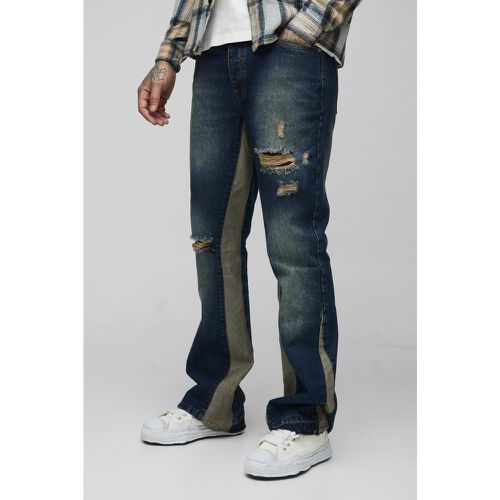 Jeans Tall Slim Fit in denim rigido a zampa con inserti, smagliature e pannelli in slavato acido - boohoo - Modalova