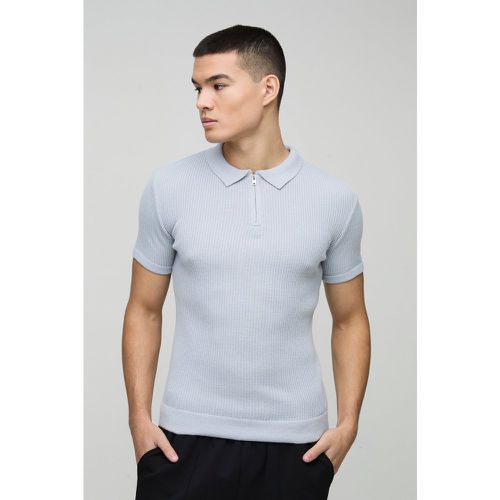 Polo attillata in maglia a coste con zip sul colletto - boohoo - Modalova