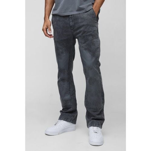 Pantaloni a zampa Slim Fit in twill in lavaggio acido con stampa stile Carpenter - boohoo - Modalova