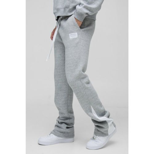 Pantaloni tuta a zampa Slim Fit con etichetta intessuta e inserti - boohoo - Modalova