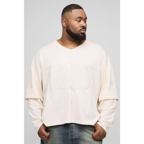Camiseta Plus Oversize Recta De Manga Larga Con Aplique Universitario Y Capa Falsa - boohoo - Modalova