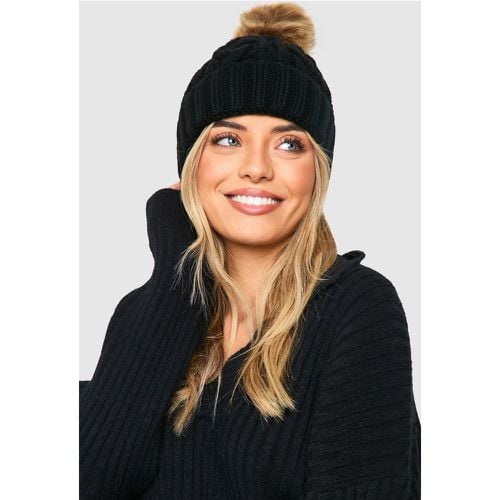 Berretto Beanie in maglia intrecciata in pelliccia sintetica con pon pon - boohoo - Modalova