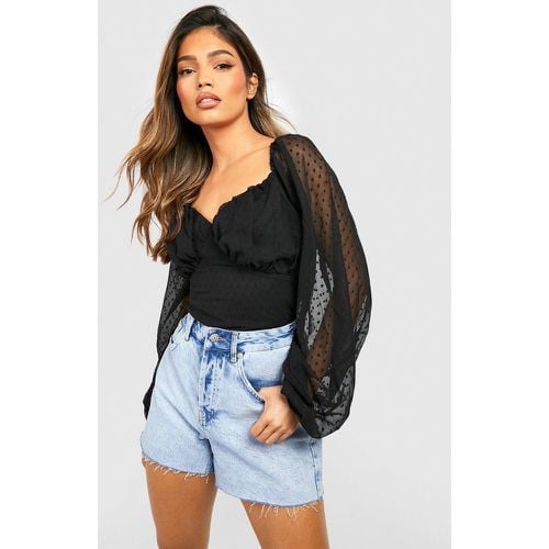 Blusa in rete plumetis con coppe e ruches - boohoo - Modalova