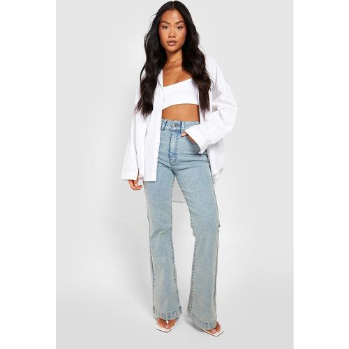 Jeans a zampa Petite a vita alta con gamba da 76 cm - boohoo - Modalova