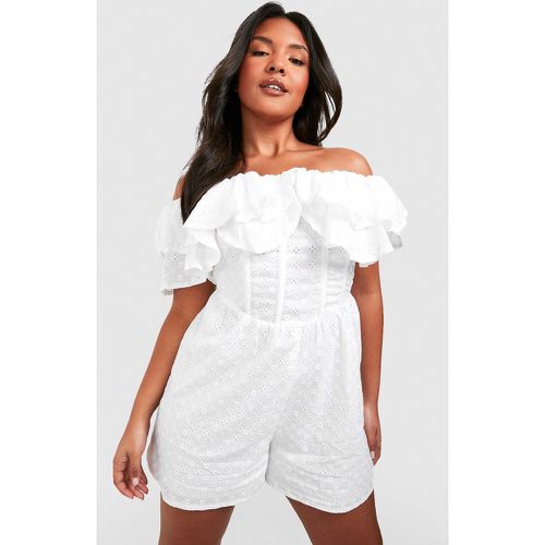 Tutina Plus Size in pizzo sangallo con scollo Bardot e arricciature - boohoo - Modalova