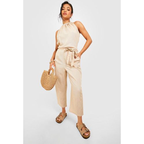 Tuta intera Petite allacciata al collo in lino con cintura e pantaloni culottes - boohoo - Modalova