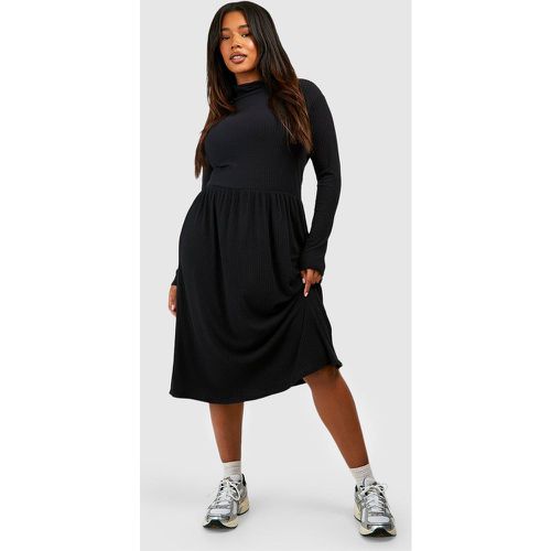 Vestito grembiule midi Plus Size a maniche lunghe a coste morbide con collo alto - boohoo - Modalova