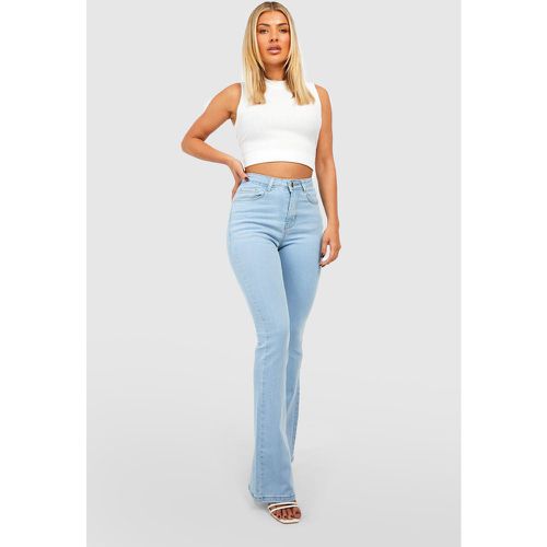 Jeans a zampa a vita media modellanti sul retro - boohoo - Modalova