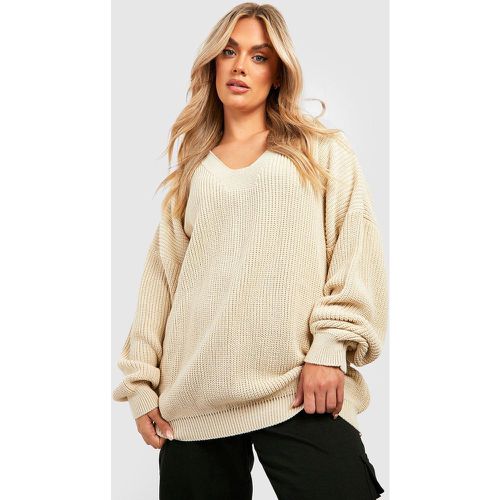 Maglione Plus Size in maglia con scollo a V - boohoo - Modalova