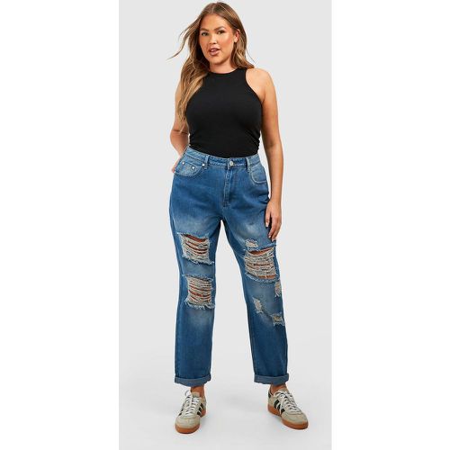 Jeans Mom Plus Size con strappi all over - boohoo - Modalova