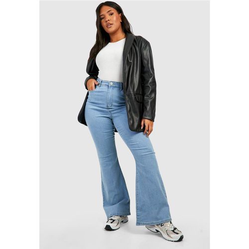 Jeans a zampa Plus Size in denim - boohoo - Modalova