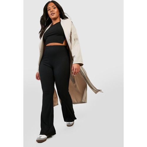 Pantaloni a zampa Plus Size Basic a coste a vita alta - boohoo - Modalova