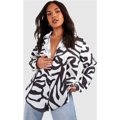 Camisa Plus Oversize De Raso Con Estampado Monocromático - boohoo - Modalova