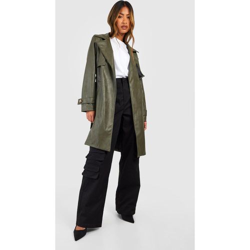 Cappotto Trench corto in pelle sintetica con cintura - boohoo - Modalova