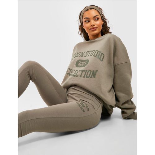 Tuta sportiva con legging e slogan Dsgn Studio Collegiate - boohoo - Modalova