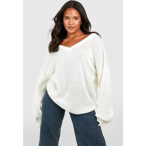 Maglione Plus Size oversize con scollo a V e scollo a V sul retro - boohoo - Modalova