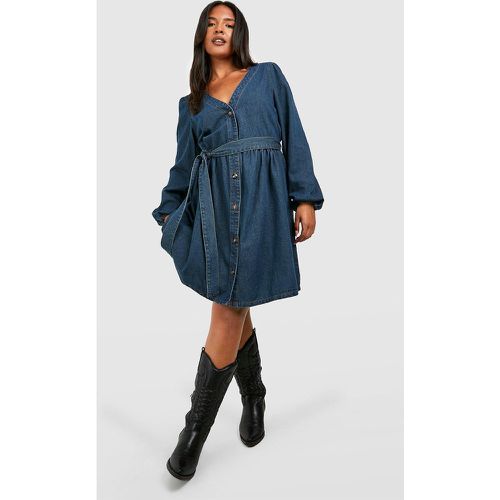 Vestito Skater Plus Size in denim con cintura - boohoo - Modalova