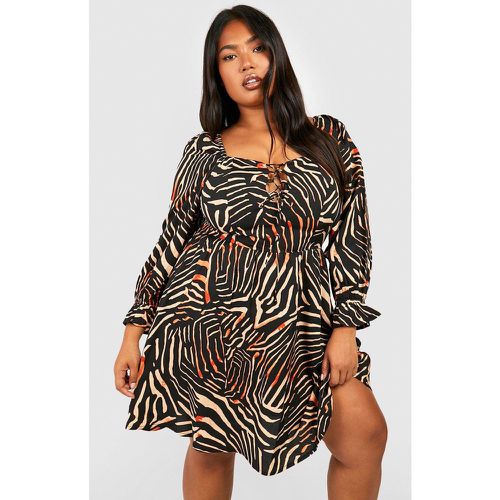 Vestito grembiule Plus Size con stampa animalier e scollo quadrato - boohoo - Modalova