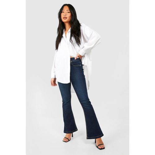 Jeans a zampa Petite Basics - boohoo - Modalova