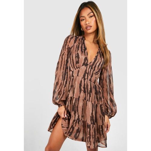 Vestito grembiule in chiffon con stampa animalier e balze - boohoo - Modalova