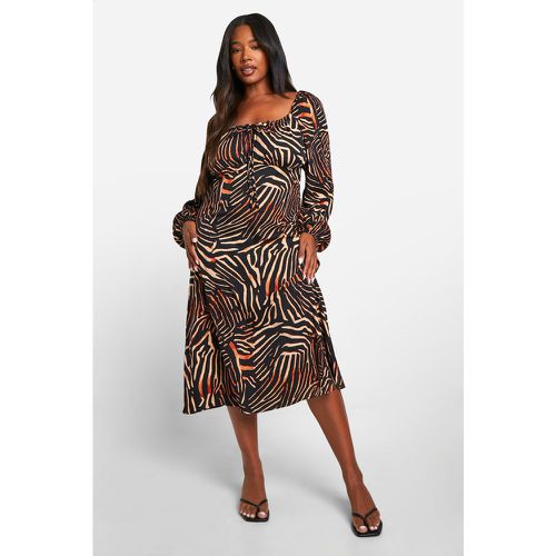 Vestito midi Plus Size con stampa animalier e ruches sul busto - boohoo - Modalova