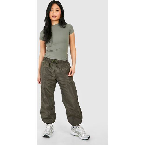 Pantaloni da paracadutista Petite con laccetti sui polsini e fondo - boohoo - Modalova