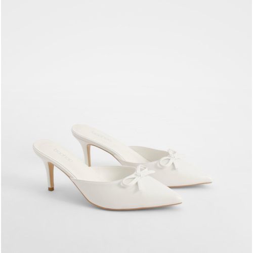 Wide Fit Bow Detail Backless Court Shoes - boohoo - Modalova