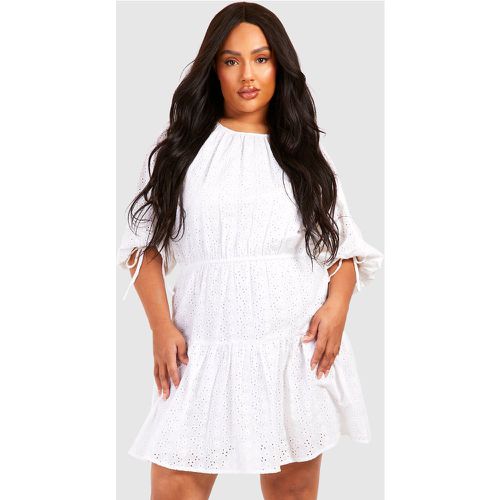 Plus Broderie Tiered Smock Dress - boohoo - Modalova