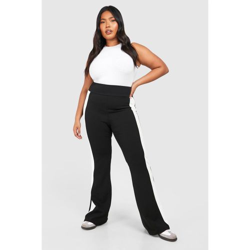 Pantaloni a zampa Plus Size in crêpe - boohoo - Modalova