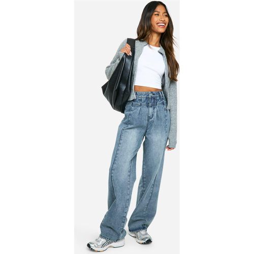 Jeans extra comodi in taglio maschile con pieghe e cuciture frontali - boohoo - Modalova