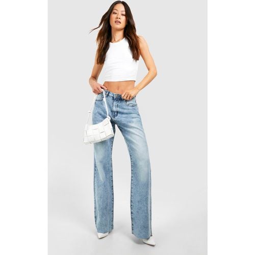 Jeans dritti Tall con fondo sfilacciato e fondo grezzo - boohoo - Modalova