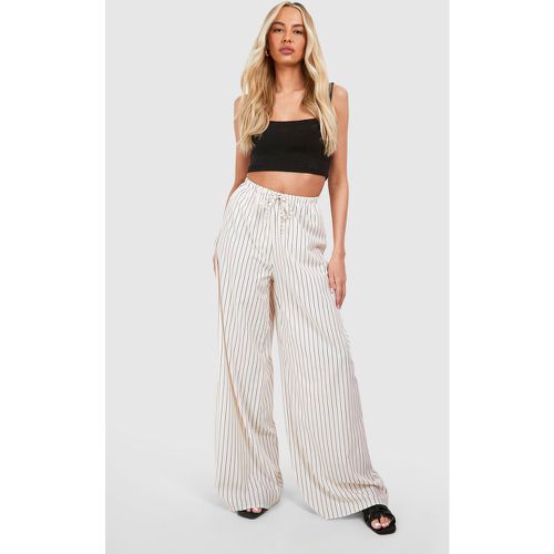 Pantaloni a gamba ampia Tall con stampa a righe intessute - boohoo - Modalova