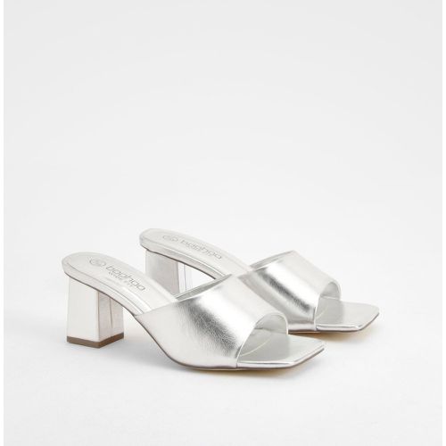 Sandali Mules a calzata ampia metallizzati con tacco basso a blocco - boohoo - Modalova