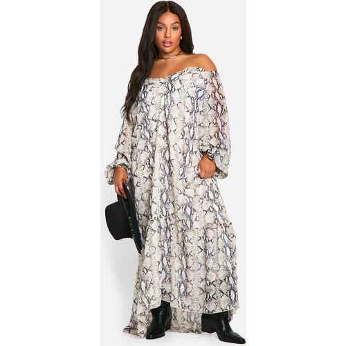 Vestito grembiule longuette Plus Size in chiffon effetto pelle di serpente con laccetti al collo - boohoo - Modalova