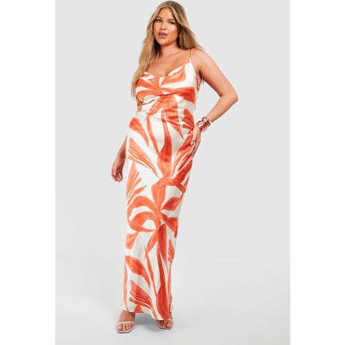 Vestito maxi Plus Size in raso con stampa Leave - boohoo - Modalova