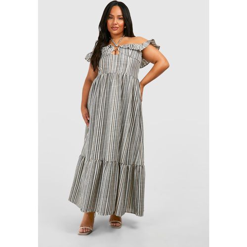 Vestito maxi Plus Size allacciato al collo a righe con balze - boohoo - Modalova