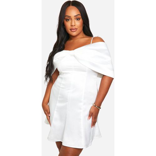 Plus Bow Satin Mini Dress, Blanco - boohoo - Modalova